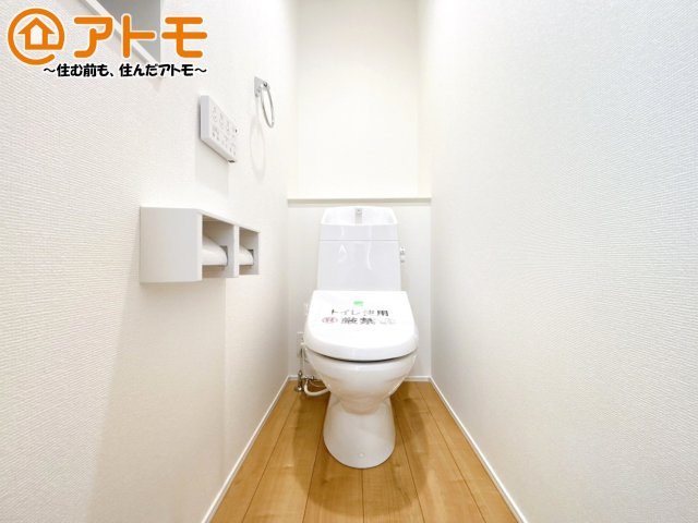 窓があり換気もすぐにできる、清潔感のあるトイレです♪