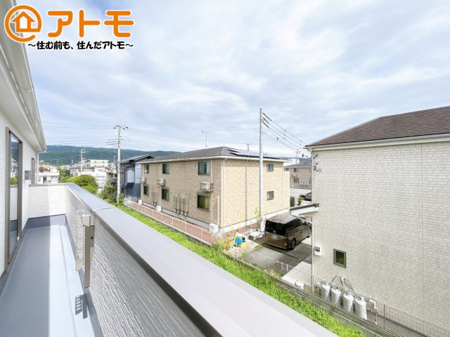 やっぱり助かる広々バルコニー♪お布団や洗濯物を干せるのはもちろん、広々としたバルコニーで少しでも家事を楽ちんに！