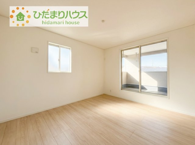 バルコニーに面していて、たっぷり光りの入る明るい主寝室です！