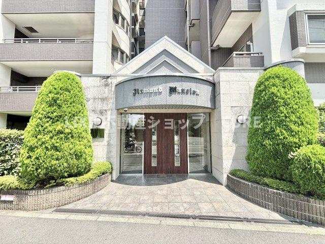 高級感あるエントランス部分になります。オートロックのマンションです。