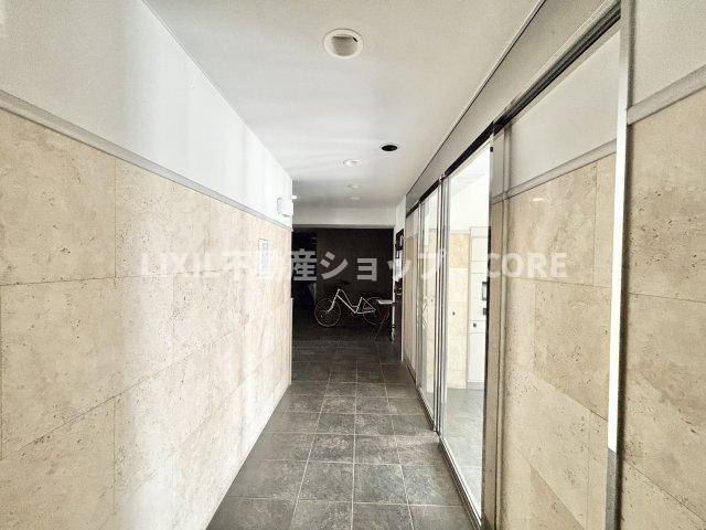 ロビーとは玄関に続く通路を兼ねた広間。共用部分になります。