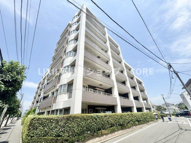 スーパーやドラッグストアなどの買い物施設が近くにあり、生活便利な立地になります！