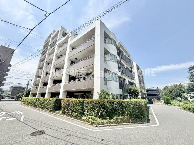 小学校・中学校が近く、子育て環境良好。小さなお子様がいる方には、安心な立地になっております。