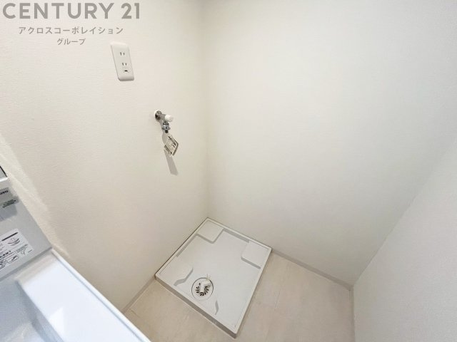 洗濯物の仕分け作業がしやすく、整理整頓が容易になります。洗濯音や湿気を他の部屋に持ち込まず、生活環境を快適に保ちます。上部を活用すれば収納スペースを確保でき洗剤や洗濯用品の整理もしやすくなります。