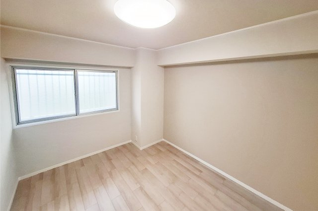 洋室1：窓付きで風通しの良いお部屋です。