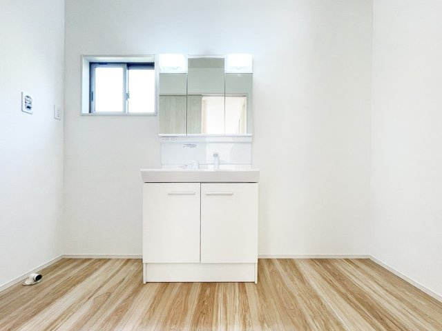 ミラー周りに沢山の工夫。機能性高い三面鏡の洗面台（施工例）　