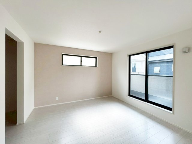 2階7.5帖の洋室、WIC+書斎設置※バルコニーに面した明るいお部屋です（施工例）　