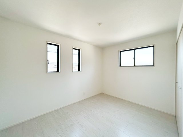 2階5.2帖の洋室、WIC完備。どんなインテリアにも合うイメージです（施工例）　