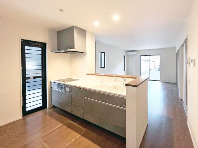 調理がはかどるワイドカウンター、浄水機付シャワー水栓、食器洗浄乾燥機完備（施工例）　