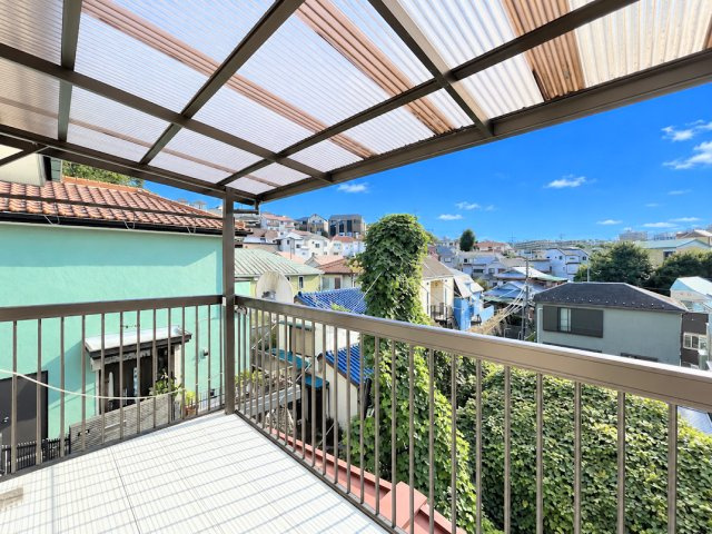 ◆気持ちのいい空が見渡せる広いバルコニー。爽やかな風を感じて、心躍る素敵な暮らしがはじまります。通風・採光にも優れ、心地よい光と風があふれています♪