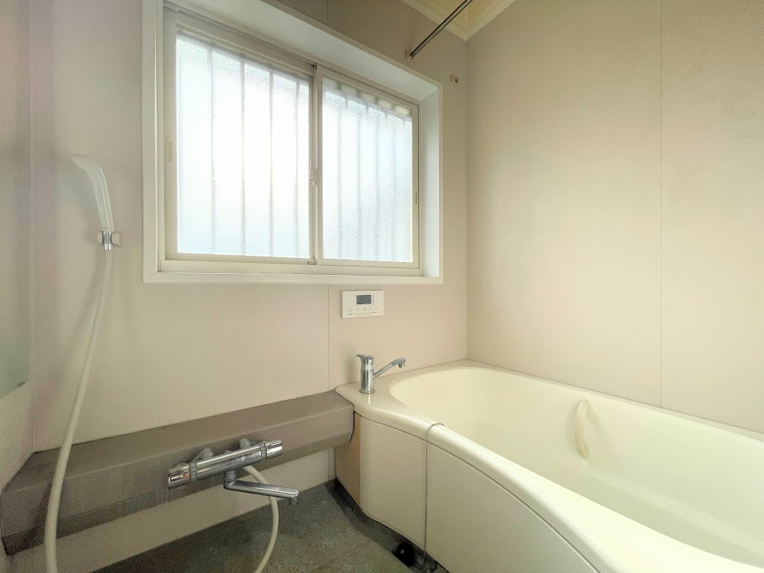 ◆広々とした空間でリラックスしながら入浴できます。快適さと利便性を追求したユニットバスで、心地よいバスタイムをお楽しみください。