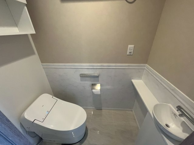 上部吊戸棚付きのトイレになります。