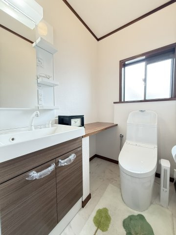 2階にもトイレを設けているため朝の忙しい時間帯や就寝時にも便利。手洗いカウンター付きで身だしなみを整えやすく窓付きで明るく換気もしやすい快適な空間。温水洗浄便座を備え毎日気持ちよくお使いいただけます。