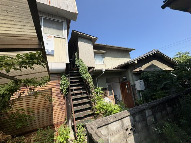 建築プランに合わせて新たな住まいづくりをご計画いただけます。周辺は落ち着いた住宅街で、日常生活を穏やかに過ごせる住環境が整っており、大型商業施設へのアクセスも良く、生活利便性と住環境を兼ね備えた立地。