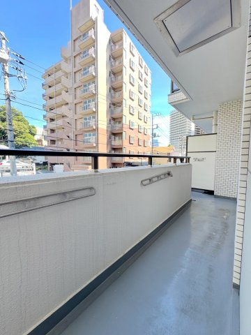 角部屋ならではの開放感溢れるルーフテラス＆バルコニー付き！複数の面にバルコニーが配置されており、日当たり・通風ともに抜群です。洗濯物を干すだけでなく、気分転換や植物を育てるのにも最適です。
