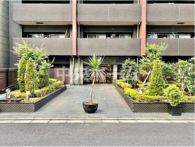 【エントランス】マンションのエントランスは、その物件の印象を決める、顔とも言える場所です。毎日通る場所ですからきれいなのが一番です。