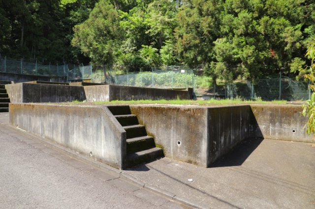 現地に行くなら、物件の周囲の地形がどうなっているかを見ることも大切です。周辺より低くなっている土地では、大雨などで水が集まりやすいため、地盤が弱くなっているということも考えられるため、注意が必要です。