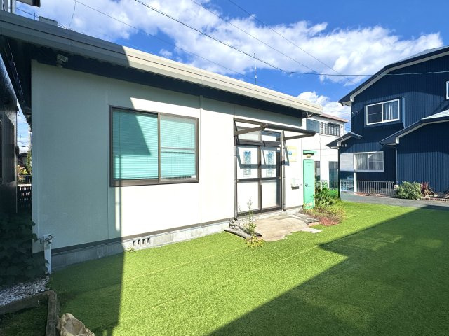 倉庫として使えます！6坪あり、電気やガスなどライフラインも通ってます。　キャンプなど多趣味の方や、車やバイク好きの方が有効活用できそうですね。
