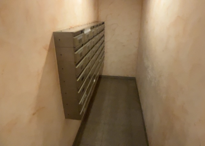エントランス付近に設置されている集合ポストは、住んでいる部屋と離れているため、ポストをあさるなど誰かに何かされていても被害に気づきにくいです。入居する時には他人に特定されにくい番号で鍵をかけましょう！