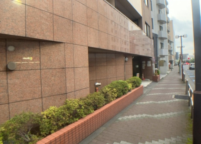 道幅が広い場所は日当たりや風通が良好です。幅が広いのですれ違いも可能ですし大きな車でも駐車可能！一方で、大型車が通ることも多くなるため交通量の増加により騒音に繋がります。また土地の値段が高くなります。