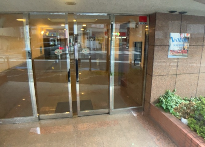 玄関は家の顔でもあり、家族以外の目にも止まる場所です。玄関は外との間を仕切る扉、靴などをしまっておく収納スペース、靴脱ぎのたたきスペース、来客とのやり取りをするドアホンなど複数のアイテムからなります。