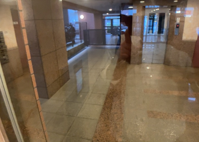 共用部分は、一棟の建物に住む区分所有者全員が共同で所有するとし、共用部分の管理、補修などは、区分所有者で形成される管理組合が行います。個人の判断で勝手に変更することはできませんので覚えておきましょう。