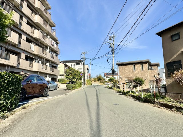 前面道路北側を向いて撮影しました。