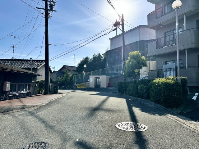前面道路南側を向いて撮影しました。