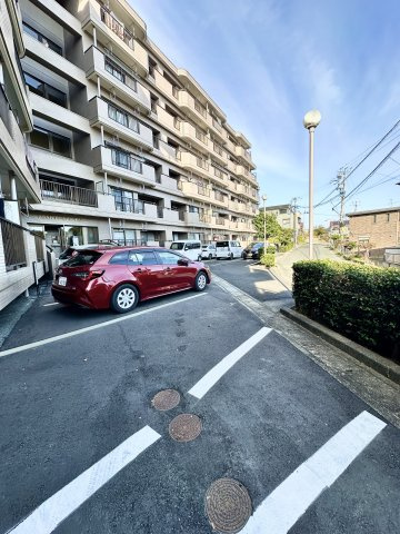 安全に駐車できるよう整えられた共用駐車場です！