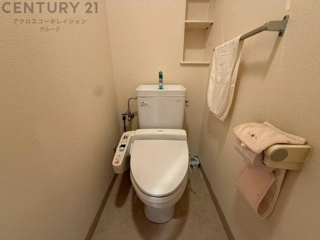 温水洗浄便座付トイレは温水洗浄機能により、暖かい水でおしりを洗浄することができ、冷たい水を使う従来の便座に比べ、温水洗浄機能で暖かいトイレを提供し、快適な使用を可能にします。