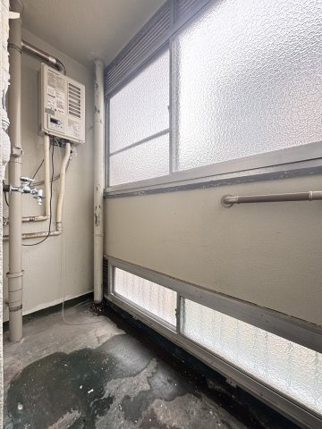 ◇サービスバルコニーとなります。　洗濯機置き場として使用できます。