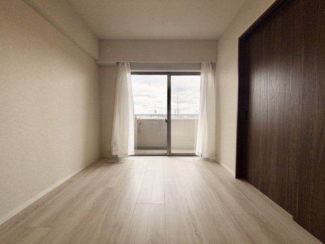 南側約6.0帖の洋室