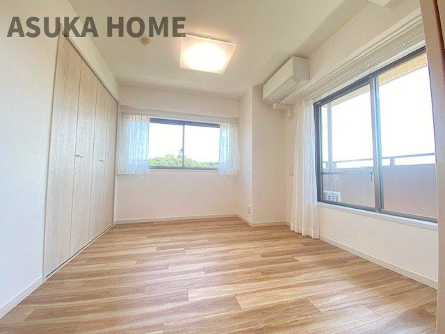 大きな窓からたっぷりの日差しが降り注ぐ明るい室内です。目覚めの良い朝を迎えられそうですね。