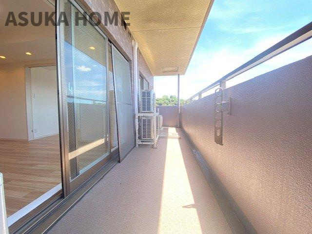 南西向きで陽当りの良いバルコニーは、風通りも良く洗濯物の渇きも早く家事の時短にもなりますよ。