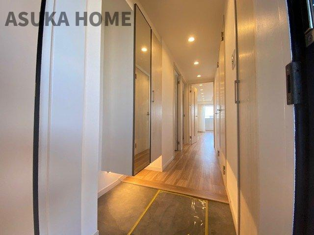 明るい雰囲気の使いやすそうな玄関です。玄関収納も多いお部屋です。