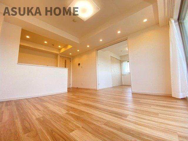 LDKと隣接した洋室は、リビングを広く使う事もできるので汎用性が高い間取りになってます。