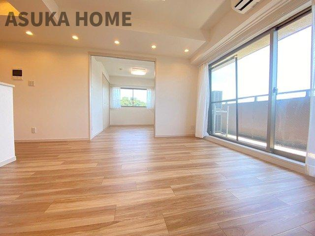 大きく開いた窓からは、明るい陽射しが射し込み風も良く抜けるので心地良い空間になってます。