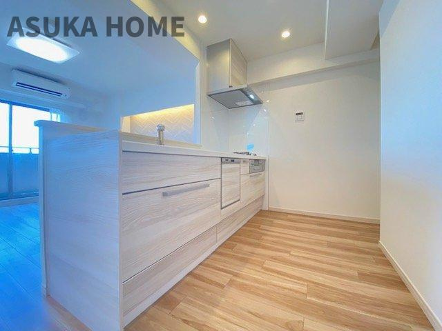 キッチンからバルコニーまで見渡せる贅沢な空間です。気持ち良く家事ができますね