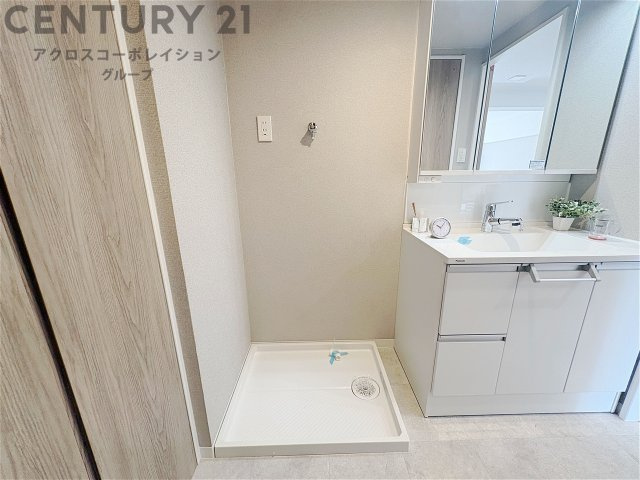 洗濯物の仕分け作業がしやすく、整理整頓が容易になります。洗濯音や湿気を他の部屋に持ち込まず、生活環境を快適に保ちます。上部を活用すれば収納スペースを確保でき洗剤や洗濯用品の整理もしやすくなります。