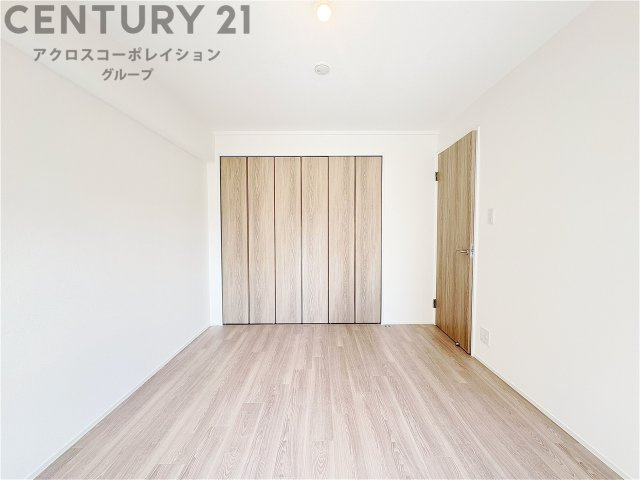 明るい色合いのフローリングとクロスを使用した洋室は家具やインテリアとも調和しやすく空間が広く感じられ開放感を生み出します。自然光を効果的に反射し、室内を明るく保つため、日中の照明使用を抑えられます。