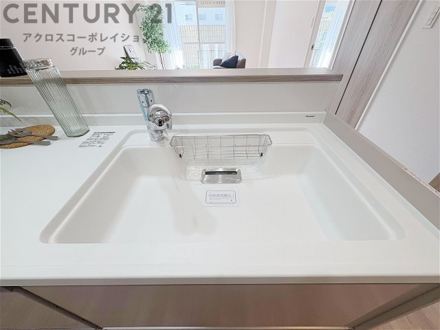 大きなシンクでお鍋などの大きな調理器具を洗う際にも便利です。