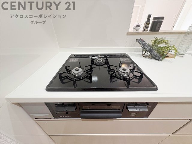 多数の調理器具を同時に使用でき、料理の効率化が可能。省エネで節約になり、様々な料理スタイルに適応できます。また、火力調整が独立しており、手入れや掃除もしやすく、今よりもっとお料理が楽しくなるかも。