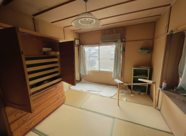 昔ながらの和室で、天井や柱の木の質感が温かみを感じさせる空間です。リフォームによって畳の張り替えや壁の塗り替えを行えば、昔ながらの雰囲気を残しつつ快適さを加えた、多用途なお部屋に生まれ変わります。