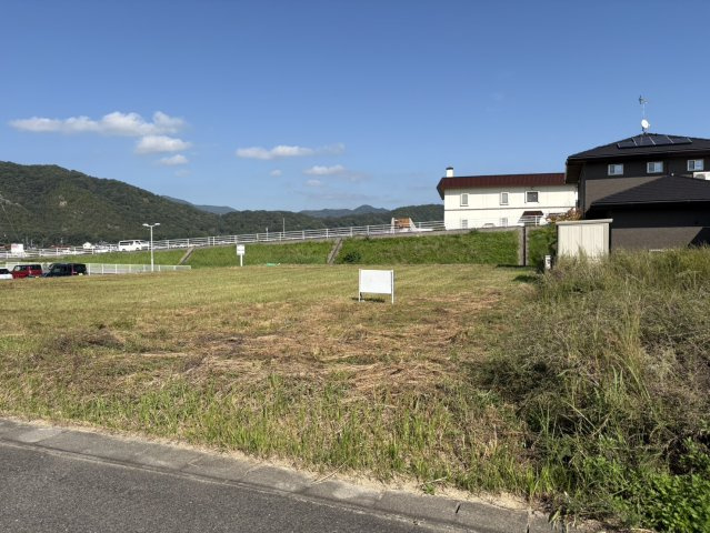 開放感あふれる整形地。南面に向かって広がる明るい敷地は、日当たり・通風ともに良好です。周囲は閑静な住宅街でありながら、幹線道路や商業施設も程近く、利便性と自然環境を兼ね備えた住みやすい立地。