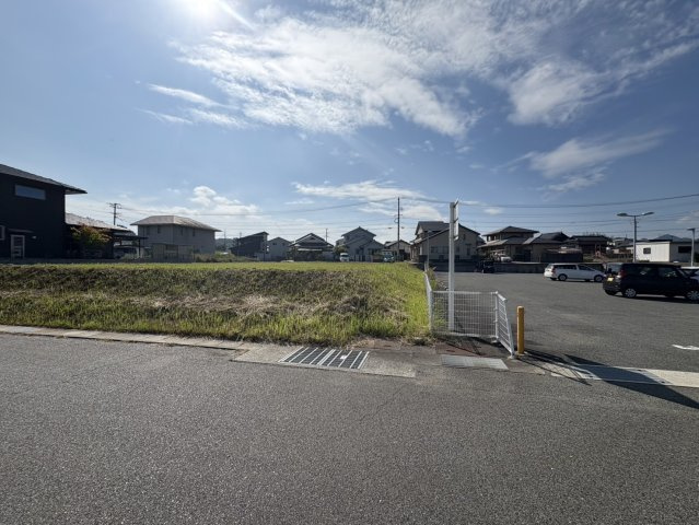 スーパーやドラッグストアが徒歩圏内に揃う利便性の高い立地。南向きで日当たり・風通しも良く、穏やかで快適な暮らしが叶います。周囲は新しい住宅が並ぶ閑静なエリアで、子育て世帯にもおすすめです。