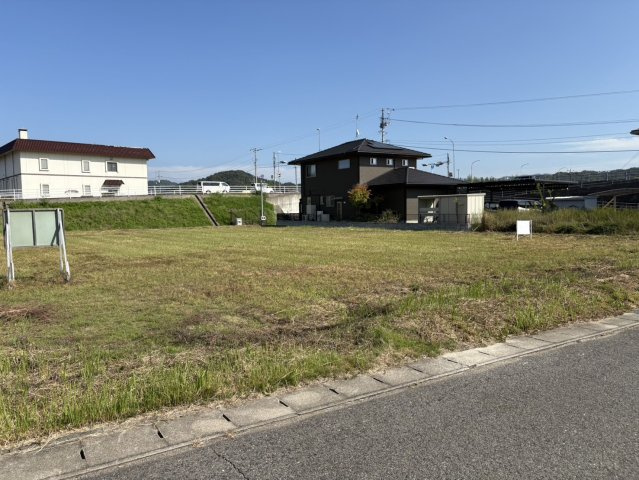 周囲には新築住宅が建ち並び、街並みも整った落ち着いた環境。徒歩圏内にはスーパー、ドラッグストアなどの商業施設があり、日々の買い物も便利です。建築条件はなく、お好きなハウスメーカーで自由設計が可能。