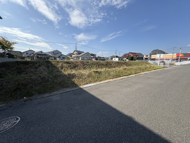 日当たり・通風ともに良好です。スーパーやドラッグストアが徒歩圏内にあり、日常の買い物もラクラク。周囲には新しい住宅が建ち並び、街並みも整った住みやすい環境。自然と利便性を兼ね備えた理想の住まいを実現。
