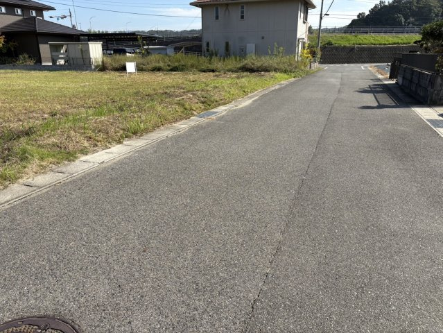 前面道路はアスファルト舗装済みで、車のすれ違いもできるゆとりある幅員（約6m前後）があります。徒歩圏内にスーパー、ドラッグストア、コンビニが揃い、日々の買い物に便利。通勤・通学にも適しています。