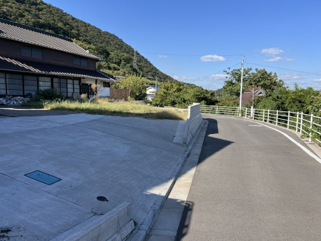 広々とした敷地は車の出入りがしやすく、複数台駐車も可能な広さがあります。ゆったりとした空間が確保されており、建物とのバランスも良好です。現況上物有り、現況渡しとなります。