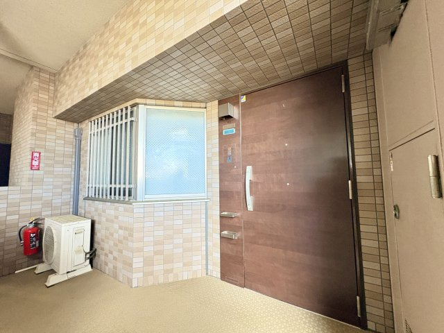 ゆとりある広さの玄関で、開放感を感じられる空間となっております。